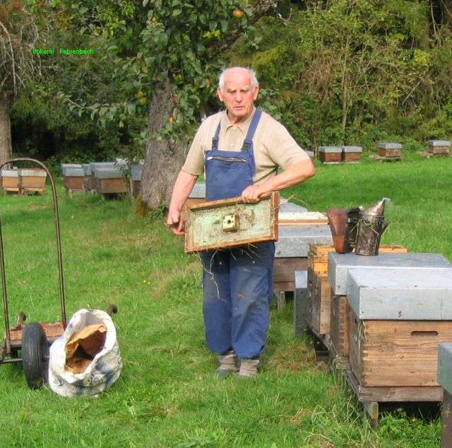 Franz Fehrenbach bei seinen Bienenvölkern